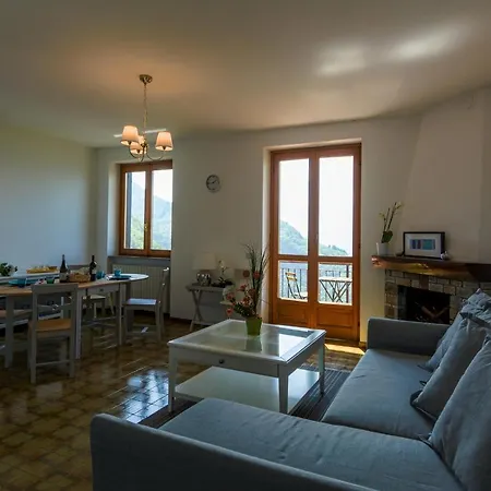 Gisazio Sleeps 4 דירה